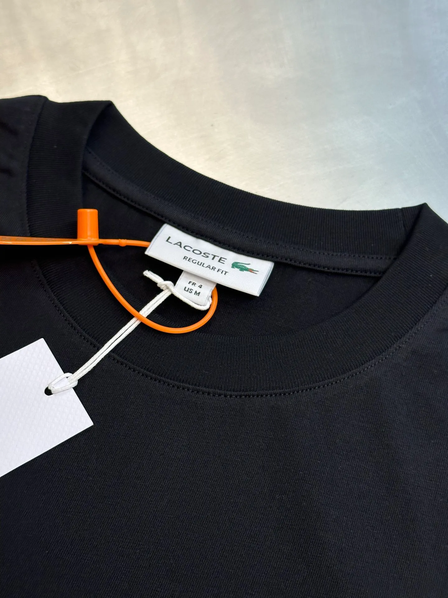 Lacoste Crocodile Logo Short Sleeve Made from custom combed smooth plain cotton fabric, the iconic crocodile is vividly displayed in the heart. The vivid logo contrasts with the calm background, quietly highlighting the French style. With a solid color as the base and the logo as the print, it fully displays the texture and brand heritage in a low-key manner. Using stamping technology, independent embroidered stamps are made through computer embroidery, and then positioned and sewn onto the clothing. It has a strong three-dimensional effect, is strong and washable, and has stable quality. size：s m l xl